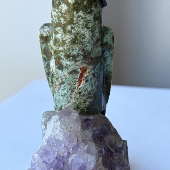 Green Parrot Bird Perched on Amethyst Crystal Stone Figurine Gemstone 4 1/2" - Picture 9 of 10